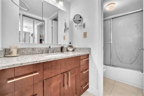 Condo in Pembroke Pines, Florida, 2 bedrooms  № 1939858 - photo 19