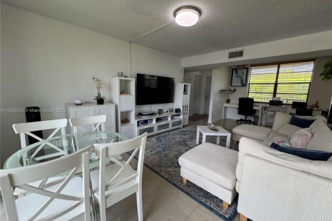 Condo in Pompano Beach, Florida, 1 bedroom  № 1688803 - photo 9