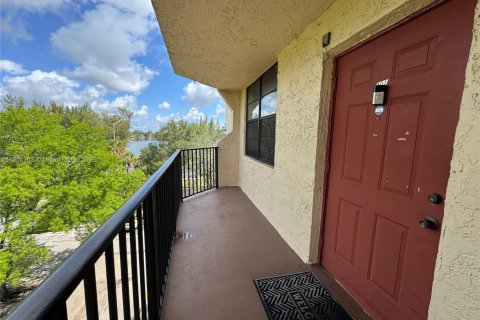 Condo in Pompano Beach, Florida, 1 bedroom  № 1688803 - photo 2
