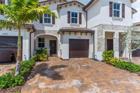 Touwnhouse à louer à Miami, Floride: 3 chambres, 133.97 m2 № 1956685 - photo 1