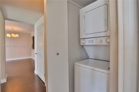 Copropriété à louer à Miami, Floride: 2 chambres, 91.97 m2 № 2023937 - photo 14