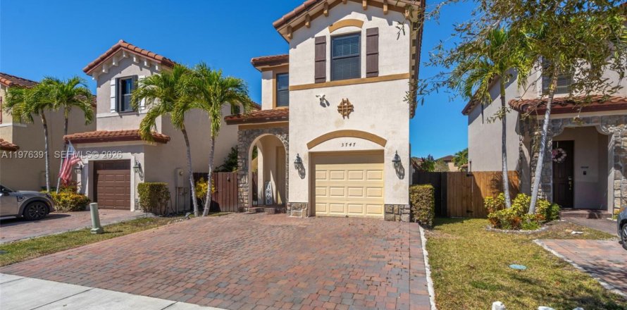 House in Homestead, Florida 4 bedrooms, 151.62 sq.m. № 2045968