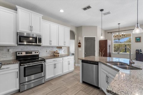House in Apopka, Florida 4 bedrooms, 230.86 sq.m. № 1902381 - photo 16