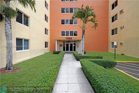Condo in Hialeah, Florida, 1 bedroom № 2078809