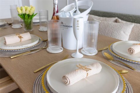 Condominio en alquiler en Miami, Florida, 3 dormitorios, 115.76 m2 № 2012170 - foto 12