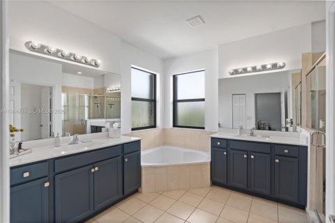 Villa ou maison à vendre à Hialeah, Floride: 5 chambres, 260.87 m2 № 2001197 - photo 27