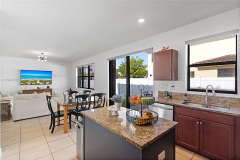 Villa ou maison à vendre à Hialeah, Floride: 5 chambres, 260.87 m2 № 2001197 - photo 10