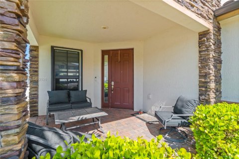 Villa ou maison à vendre à Hialeah, Floride: 5 chambres, 260.87 m2 № 2001197 - photo 2