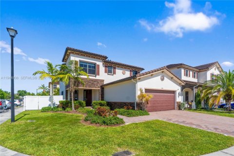 Villa ou maison à Hialeah, Floride 5 chambres, 260.87 m2 № 2001197