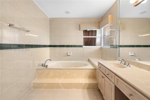 House in Miami, Florida 5 bedrooms, 267.28 sq.m. № 2045814 - photo 14