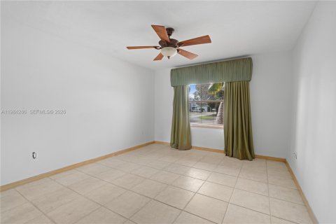 House in Miami, Florida 5 bedrooms, 267.28 sq.m. № 2045814 - photo 17