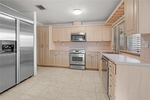 House in Miami, Florida 5 bedrooms, 267.28 sq.m. № 2045814 - photo 7