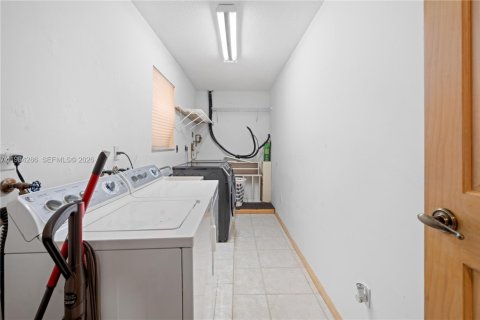 House in Miami, Florida 5 bedrooms, 267.28 sq.m. № 2045814 - photo 21