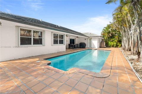 House in Miami, Florida 5 bedrooms, 267.28 sq.m. № 2045814 - photo 2