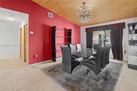 House in Miami, Florida 5 bedrooms, 267.28 sq.m. № 2045814 - photo 5