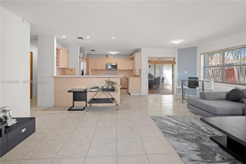 House in Miami, Florida 5 bedrooms, 267.28 sq.m. № 2045814 - photo 6