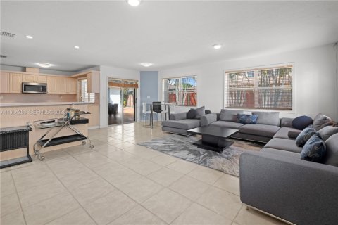 House in Miami, Florida 5 bedrooms, 267.28 sq.m. № 2045814 - photo 9