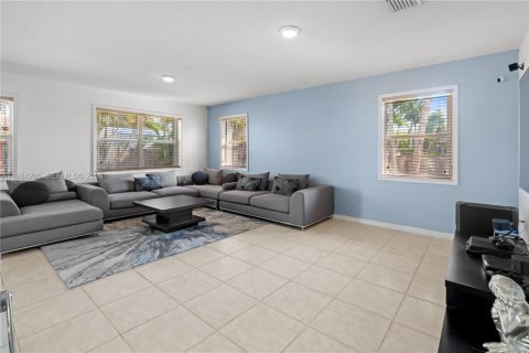 House in Miami, Florida 5 bedrooms, 267.28 sq.m. № 2045814 - photo 11