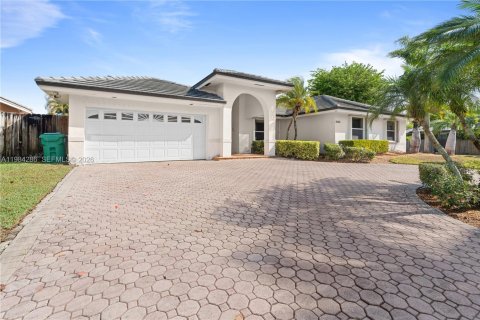 House in Miami, Florida 5 bedrooms, 267.28 sq.m. № 2045814