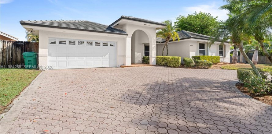 House in Miami, Florida 5 bedrooms, 267.28 sq.m. № 2045814