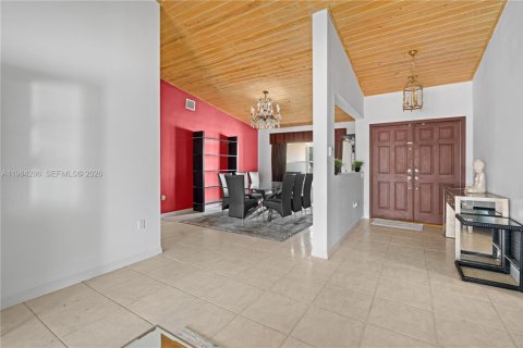 House in Miami, Florida 5 bedrooms, 267.28 sq.m. № 2045814 - photo 3