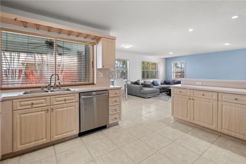 House in Miami, Florida 5 bedrooms, 267.28 sq.m. № 2045814 - photo 8