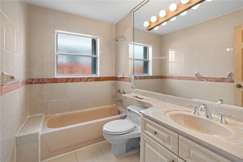 House in Miami, Florida 5 bedrooms, 267.28 sq.m. № 2045814 - photo 16
