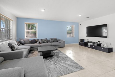 House in Miami, Florida 5 bedrooms, 267.28 sq.m. № 2045814 - photo 10