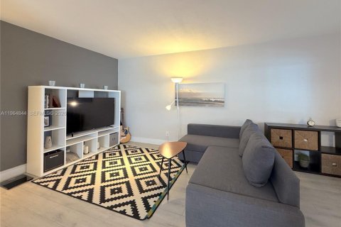 Condo in Hallandale Beach, Florida, 2 bedrooms № 2026101