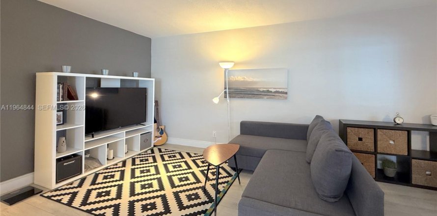 Condo in Hallandale Beach, Florida, 2 bedrooms  № 2026101