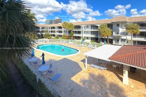 Condo in Hallandale Beach, Florida, 2 bedrooms  № 2026101 - photo 12