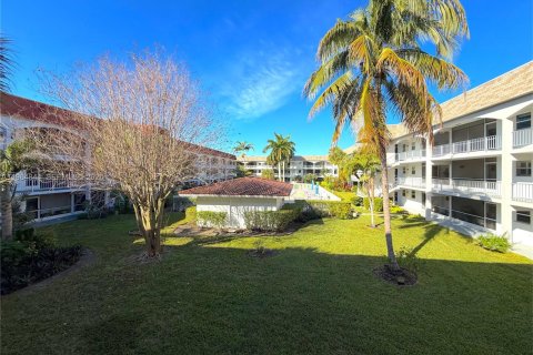 Condo in Hallandale Beach, Florida, 2 bedrooms  № 2026101 - photo 13