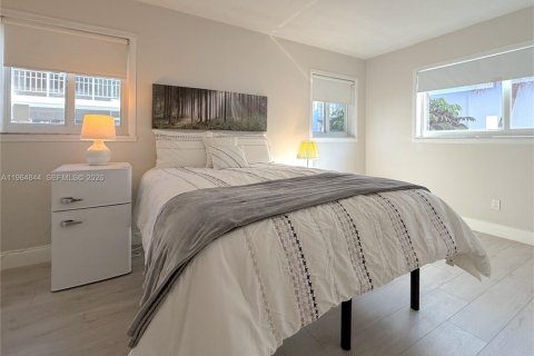 Condo in Hallandale Beach, Florida, 2 bedrooms  № 2026101 - photo 7