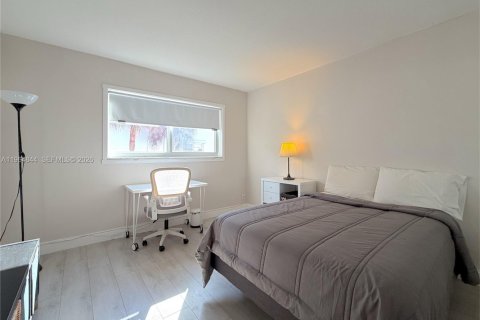 Condo in Hallandale Beach, Florida, 2 bedrooms  № 2026101 - photo 9