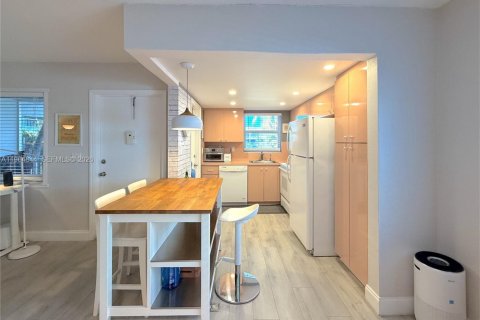 Condo in Hallandale Beach, Florida, 2 bedrooms  № 2026101 - photo 2