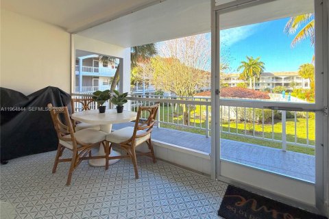 Condo in Hallandale Beach, Florida, 2 bedrooms  № 2026101 - photo 15