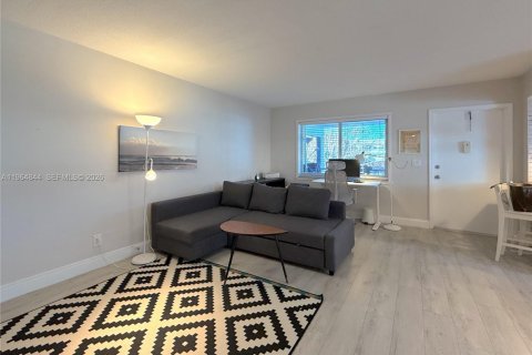 Condo in Hallandale Beach, Florida, 2 bedrooms  № 2026101 - photo 5