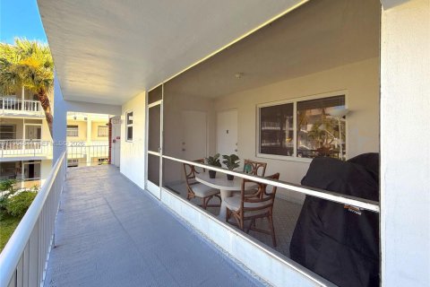 Condo in Hallandale Beach, Florida, 2 bedrooms  № 2026101 - photo 14