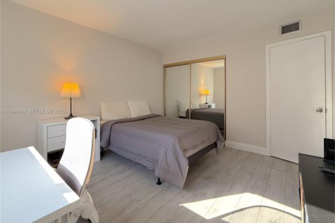 Condo in Hallandale Beach, Florida, 2 bedrooms  № 2026101 - photo 10