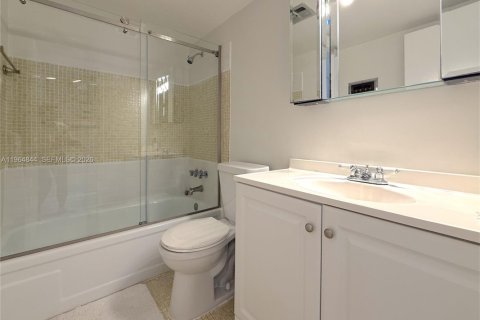 Condo in Hallandale Beach, Florida, 2 bedrooms  № 2026101 - photo 11