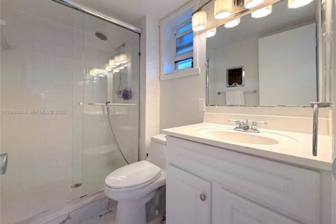 Condo in Hallandale Beach, Florida, 2 bedrooms  № 2026101 - photo 6