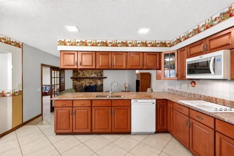 House in Wildwood, Florida 4 bedrooms, 267.19 sq.m. № 2167276 - photo 13