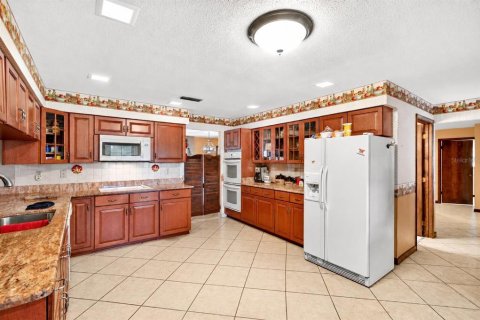 House in Wildwood, Florida 4 bedrooms, 267.19 sq.m. № 2167276 - photo 11