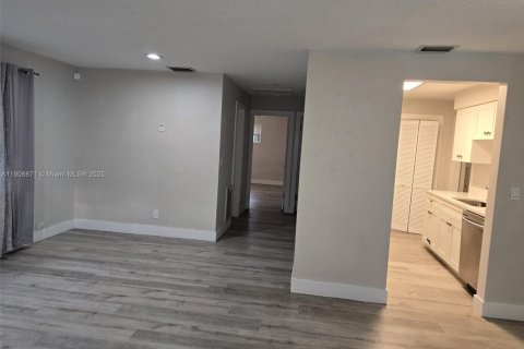 Снять в аренду виллу или дом в Купер-Сити, Флорида 2 спальни, 98.57м2, № 1963331 - фото 6