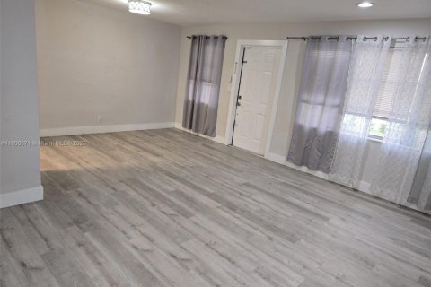 Снять в аренду виллу или дом в Купер-Сити, Флорида 2 спальни, 98.57м2, № 1963331 - фото 3