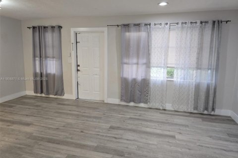 Снять в аренду виллу или дом в Купер-Сити, Флорида 2 спальни, 98.57м2, № 1963331 - фото 2