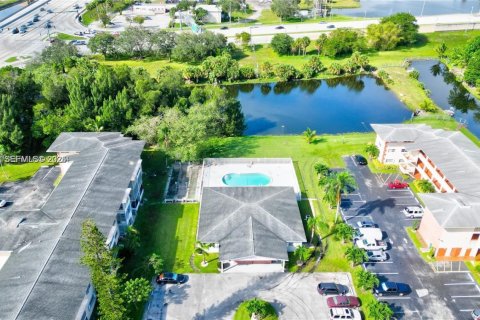 Condominio en venta en Plantation, Florida, 1 dormitorio, 69.49 m2 № 1994593 - foto 2