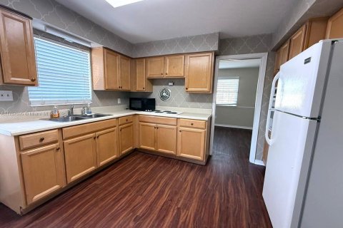 Casa en venta en Tampa, Florida, 3 dormitorios № 1887280 - foto 4