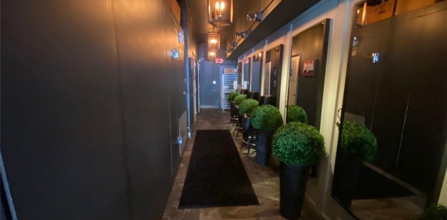 Commercial property in Wilton Manors, Florida № 329163