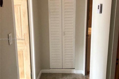Condo in Miami, Florida, 1 bedroom  № 2174903 - photo 17
